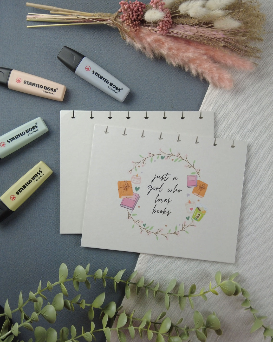 justagirlswholovebooks-carnetdelecture-carnetrechargeable-couvertureatoma-lapapeteriedemarie.2